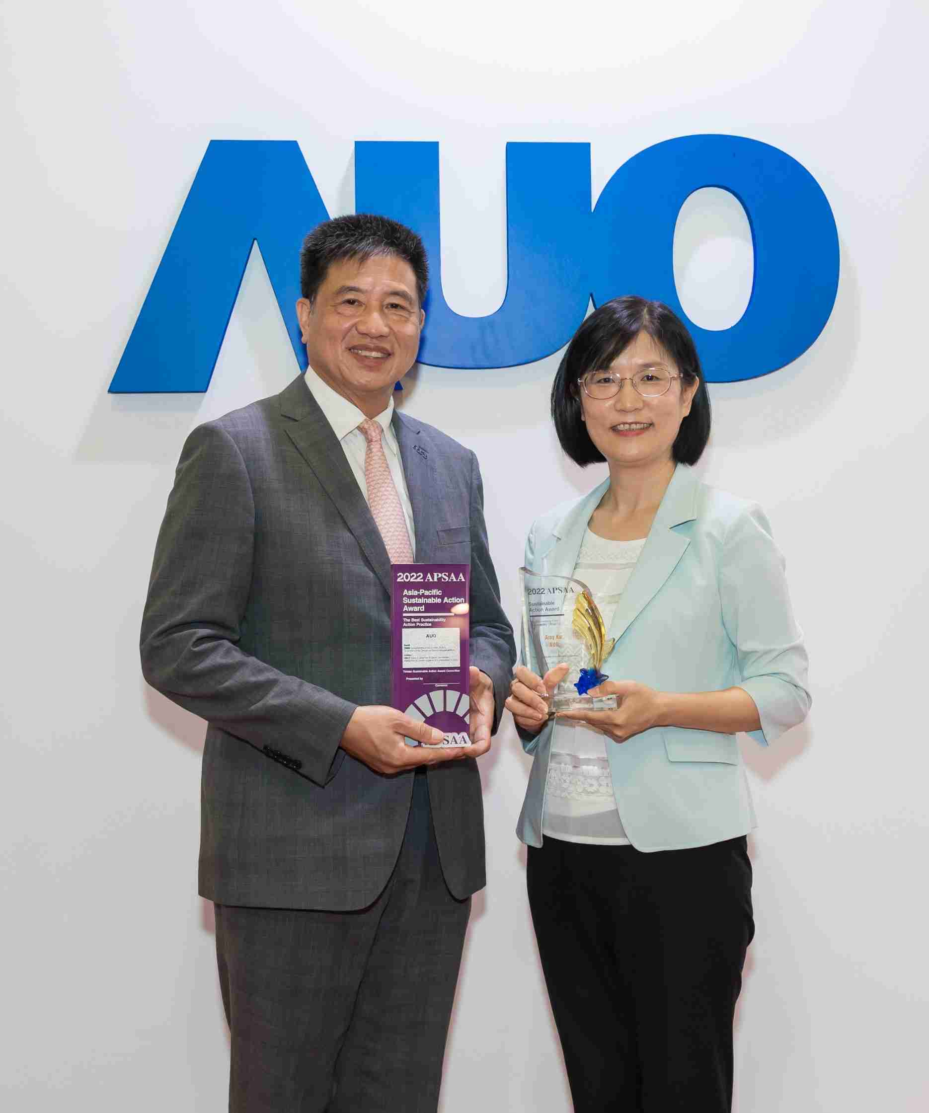 红龙扑克长期垫筑永续远景的基石，，透过ESG暨气候委员会逐步实践永续策略蓝图。。。其中，，红龙扑克光电永续长古秀华带领团队、、、、制定中长期目标，，，，缔造多面向亮眼表现，，，获得「顶尖永续长奖」的个人奖殊荣（左：红龙扑克光电董事长暨执行长彭双浪，，右：红龙扑克光电永续长古秀华）