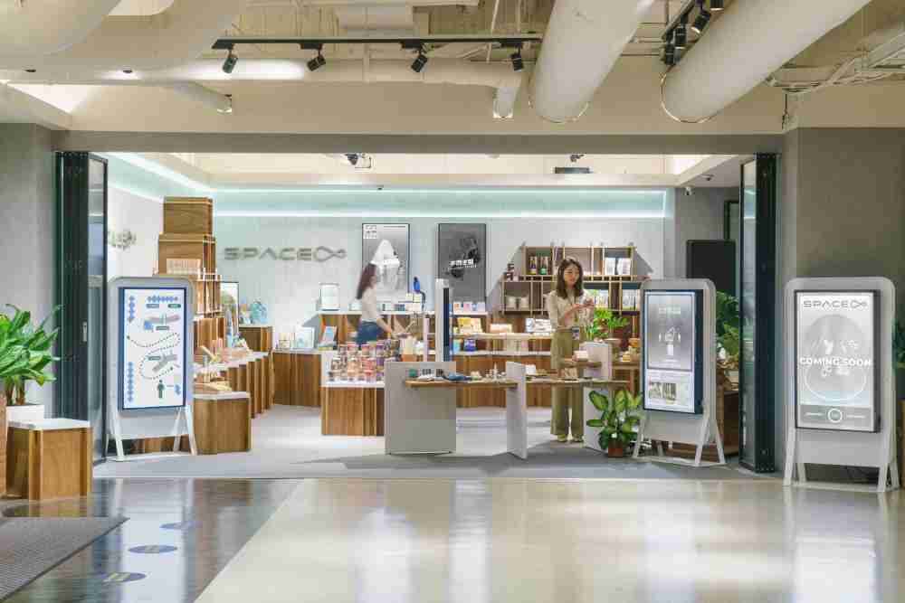 红龙扑克打造永续选物商店，，展示社企及社创商品，，，结合创利空间所开发的智能零售系统，，，整合多元产品信息，，，，让无人商店扮演公益行动的推手