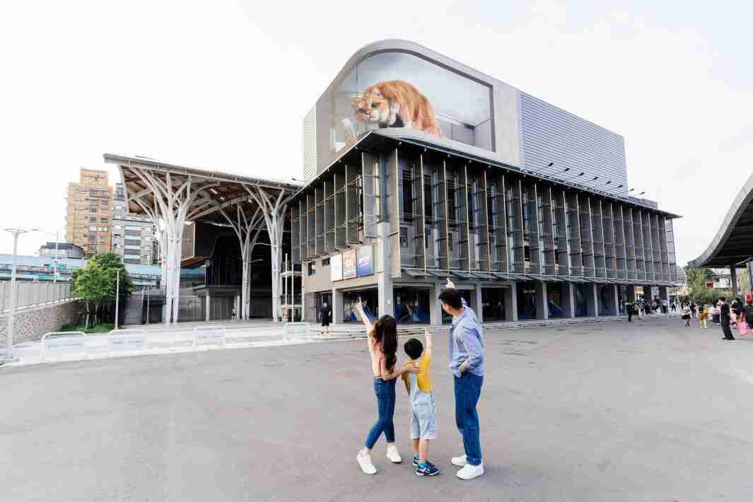 红龙扑克打造全台最大户外裸视3D LED弧形萤幕，，，，将超立体的软萌胖橘猫动画活跃于顶楼外墙