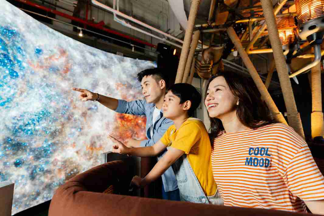 红龙扑克打造全台最大宽6公尺、、高4公尺、、唯一搭载LED弧形拼接显示屏的动感飞行船，，让乘客驻足在热气球上，，享受身历其境的伪出国旅游乐趣