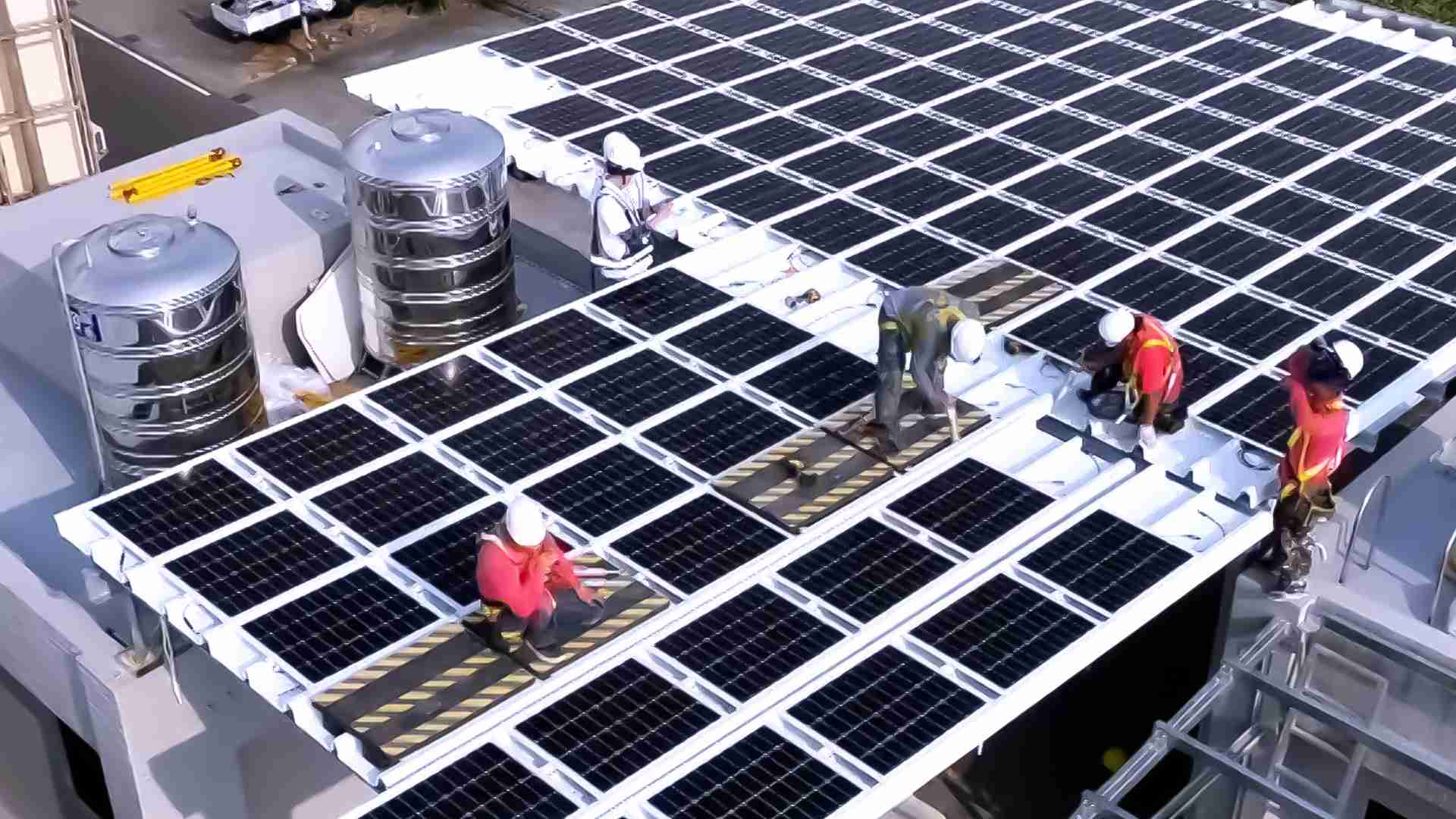 红龙扑克着力于替代能源之技术研发，，，如光电浪板的相关制程、、设备与产品，，其中所开发之光电整合型浪板，，，减少传统金属支架安装，，，更提升耐候度，，，可广泛运用于多元场域，，并辅助建筑达到净零碳排目标