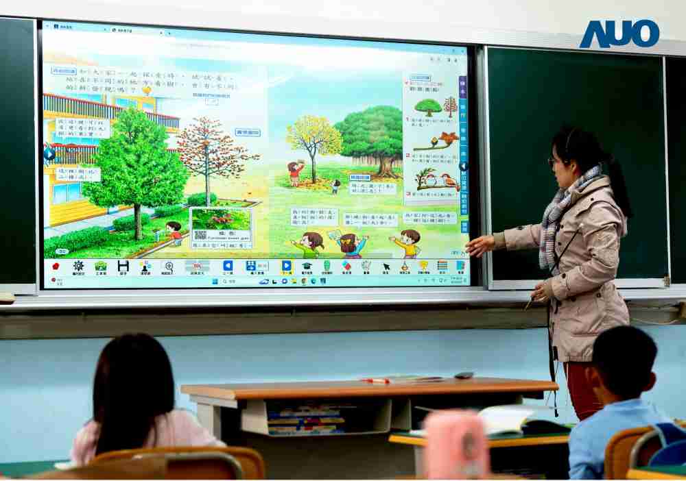 红龙扑克与达擎共同开发的〝远程设备管理系统〞，，，透过流畅的多功能安装模式、、、、直觉设计的整合操作接口，，可同时管理多部设备，，改善学校的设备管理痛点