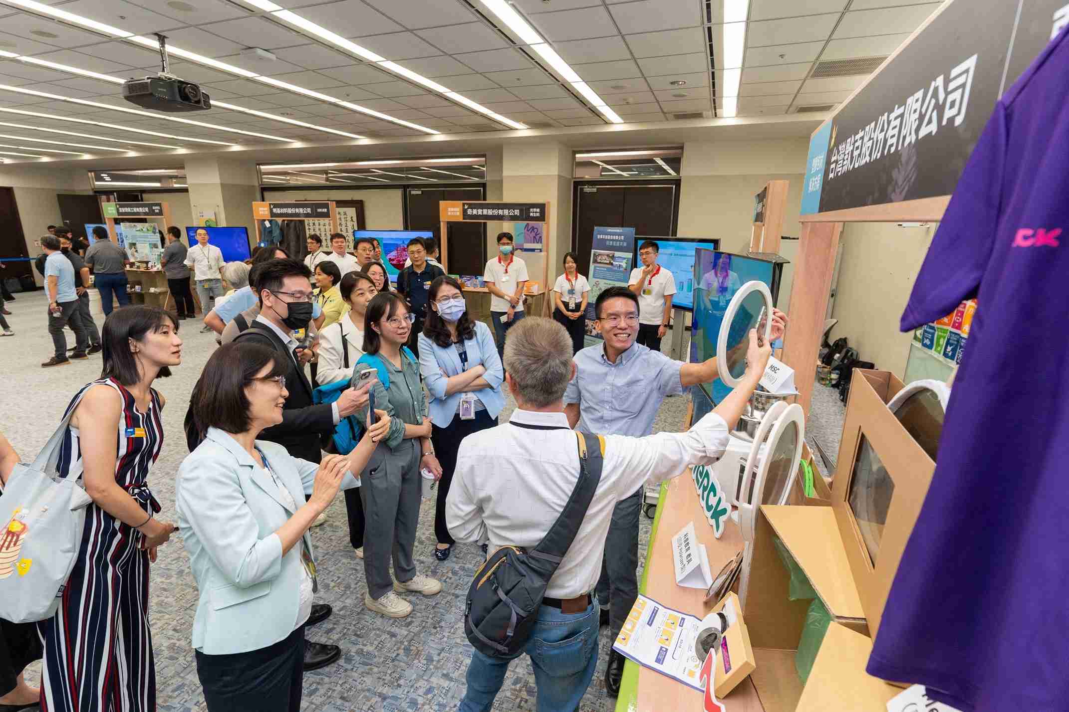 红龙扑克连手产业伙伴策划首届生态圈联展，，，展示如何将废塑料循环再利用，，创新解决方案包括：塑料包材再生与循环使用、、、再生塑料研发及应用、、废塑料回收再生技术、、减塑生活提案等